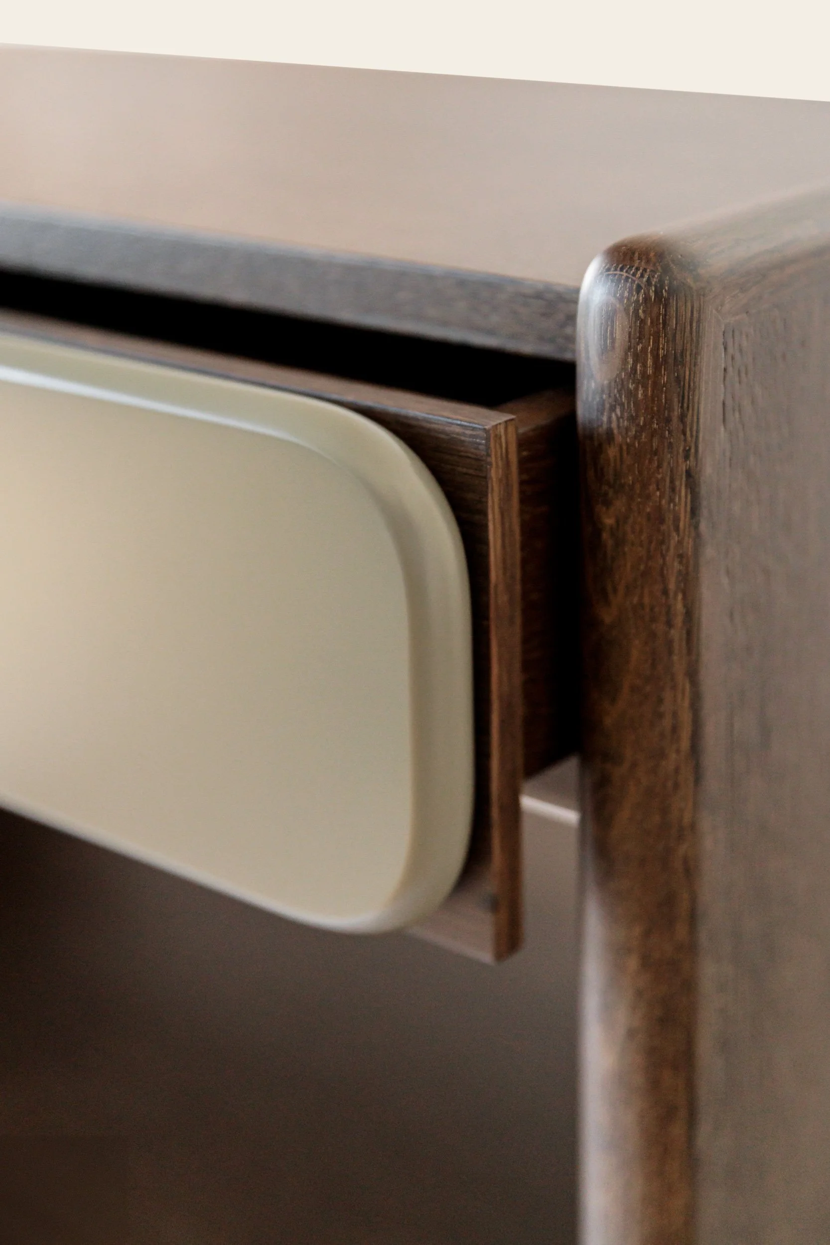 Mesa de cabeceira Ribeira I com frente lacada e puxador metálico em carvalho escurecido, Miguel Raposo