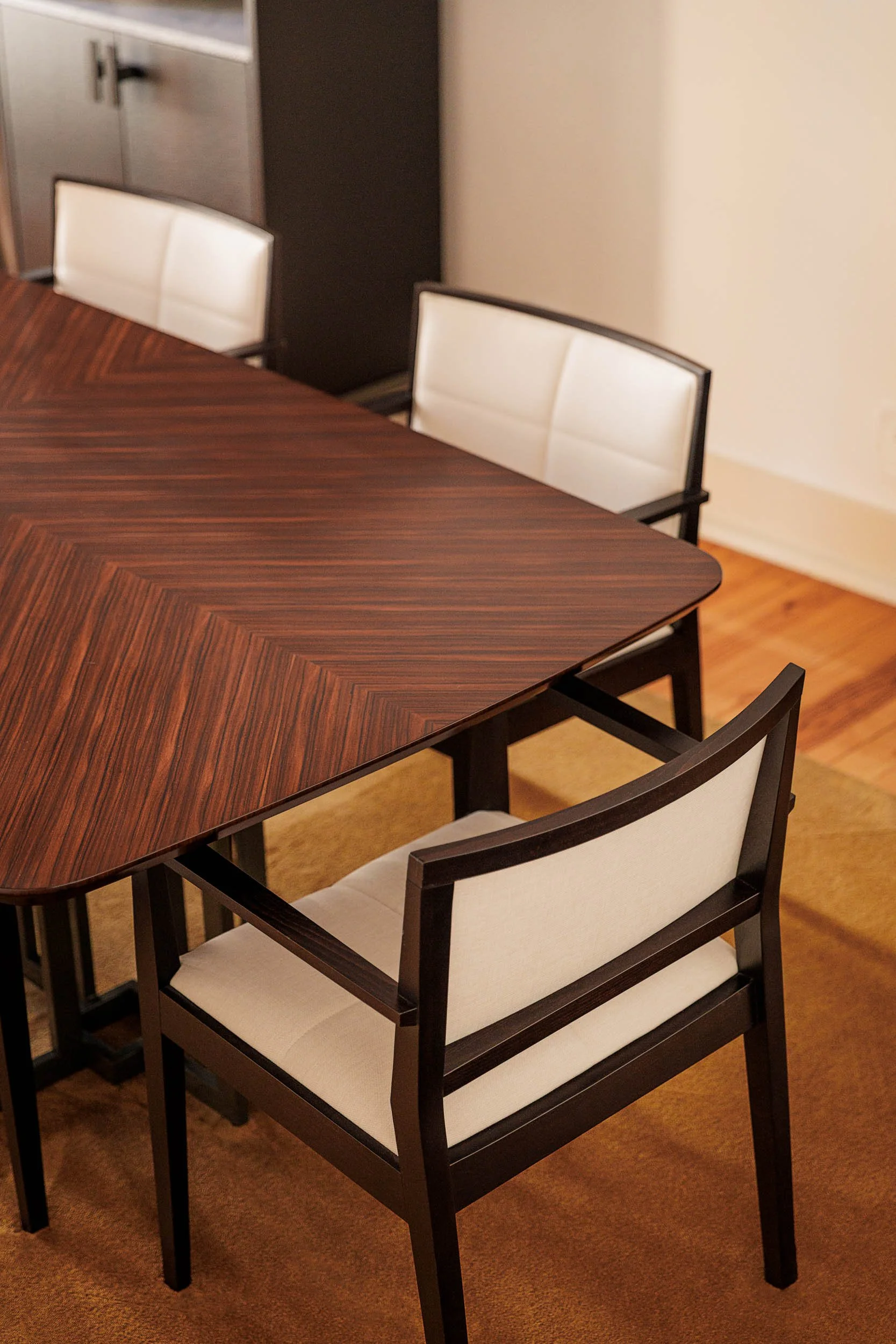 Mesa Oriental com tampo em madeira Pau Ferro e base em ferro patinado, design de autor Miguel Raposo