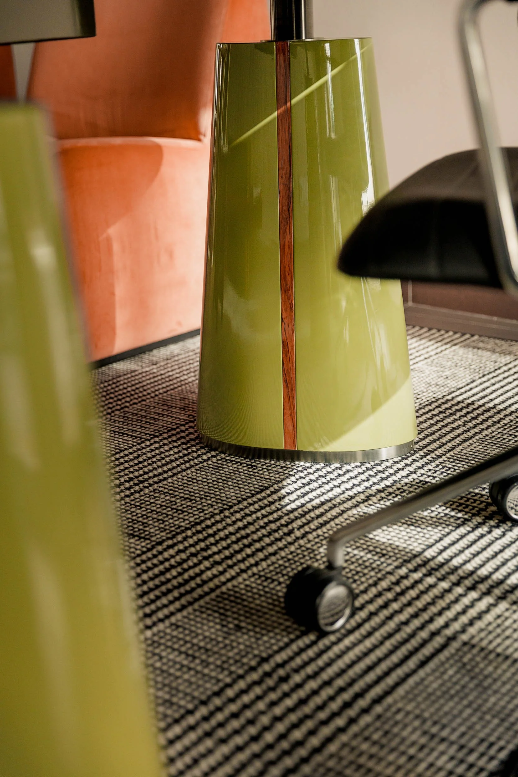 Tampo em madeira de Pau Santo com acabamento alto brilho da secretária George, Miguel Raposo