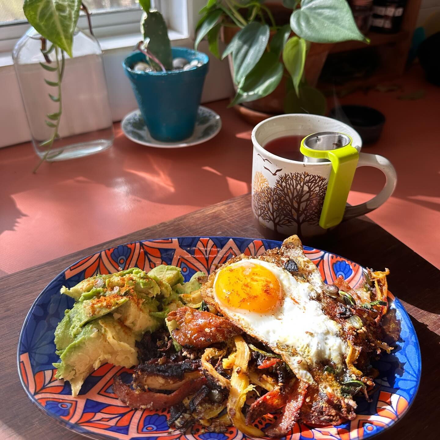 It&rsquo;s a painting day!
To get into the groove, I did my thang and made up the most deliciously delicious nutritious yummies and herbal tea.

I got onion, garlic, chicken and salami lightly fried in ghee with mushies and spinach topped with tamari