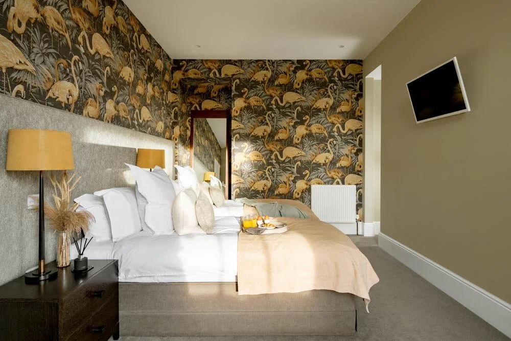 THE JOHNSON. TWIN ROOM ON GROUND FLOOR WITH ENSUITE SHOWER. OVERLOOKING GARDEN.