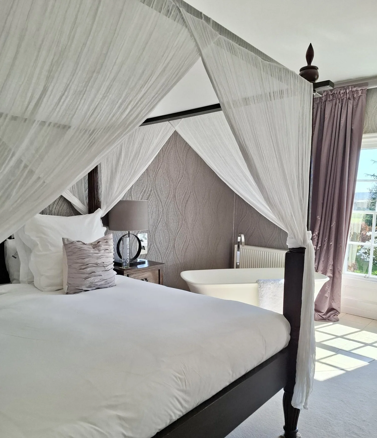 SARA GARNER.
SPACIOUS SUPER KING WITH BATH AND ENSUITE SHOWER. OVERLOOKING GARDENS