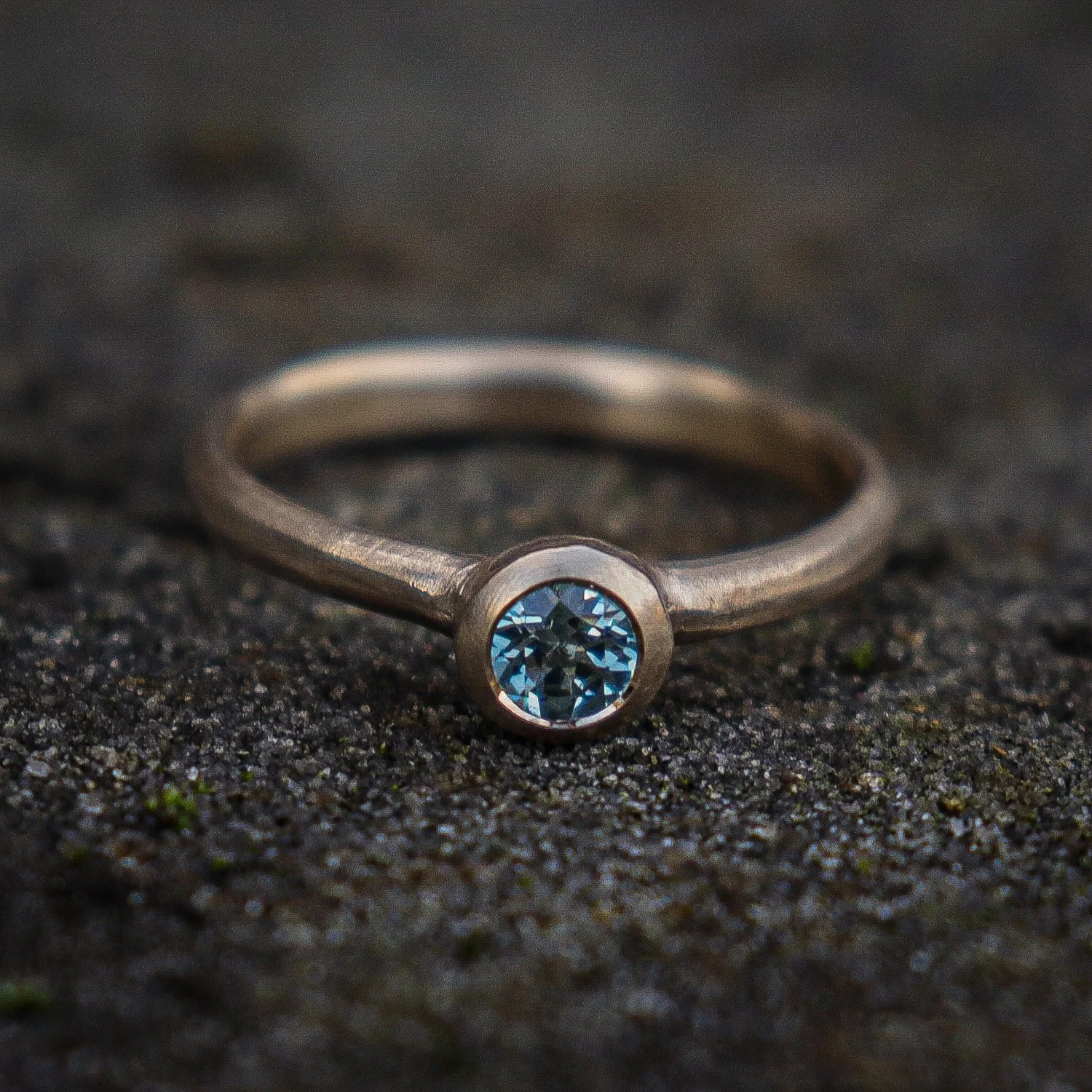 Ethical_solitaire_sapphire_textured_carved_gold_handmade_bespoke_ring_engagment_eternity_scottish_jewellery_sally_grant_ring_designer_scotland.jpg_8-2.jpg