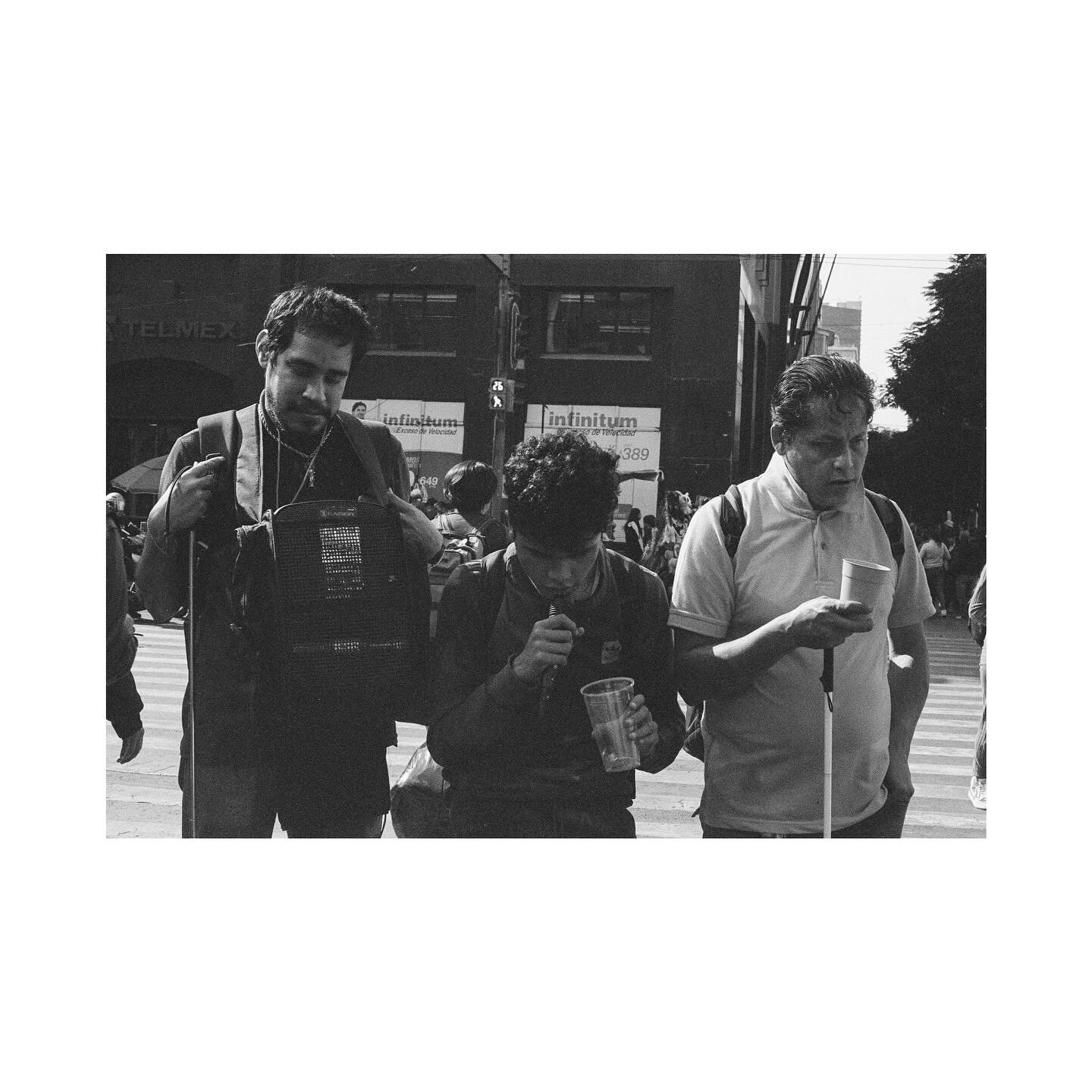 the sound of our collective hums 🎶
.
.
.
 🎞️ Ilford 400 | rev/scan @fotohercules 
.
.
.
#streetshots #somewheremagazine #35mmfilmphotography #mexicoanalogo
#analogphotography #disparafilm  #onfilm #35mmfilm #afilmcosmos #thefilmsorority #filmphotog