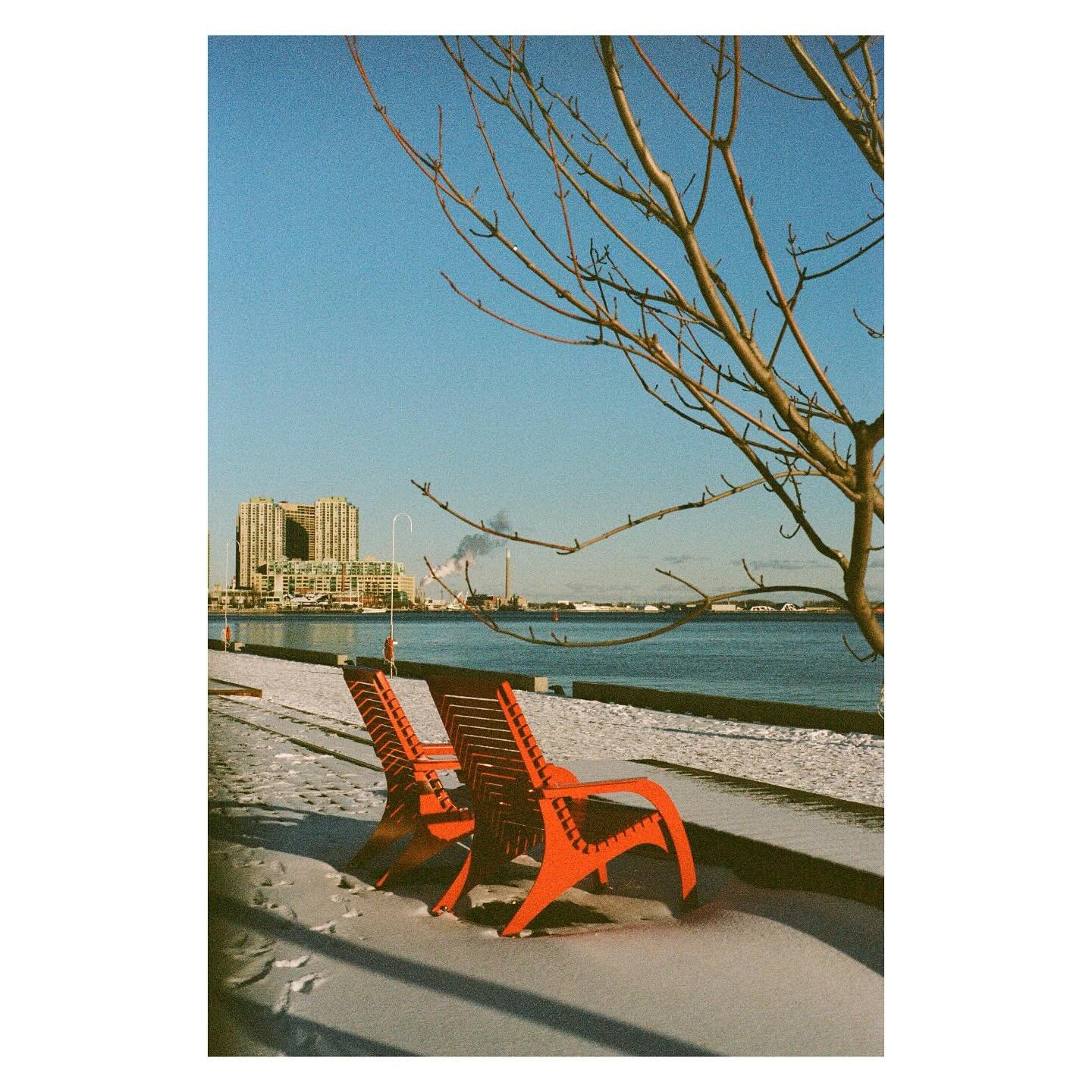 There can be warmth in very cold days. Two opposite things may really coexist. 

🎞️ #kodak portra 400
rev|scan @studioargentique 

#ishootfilm 
#grainisgood 
#analogphoto 
#streetmoment