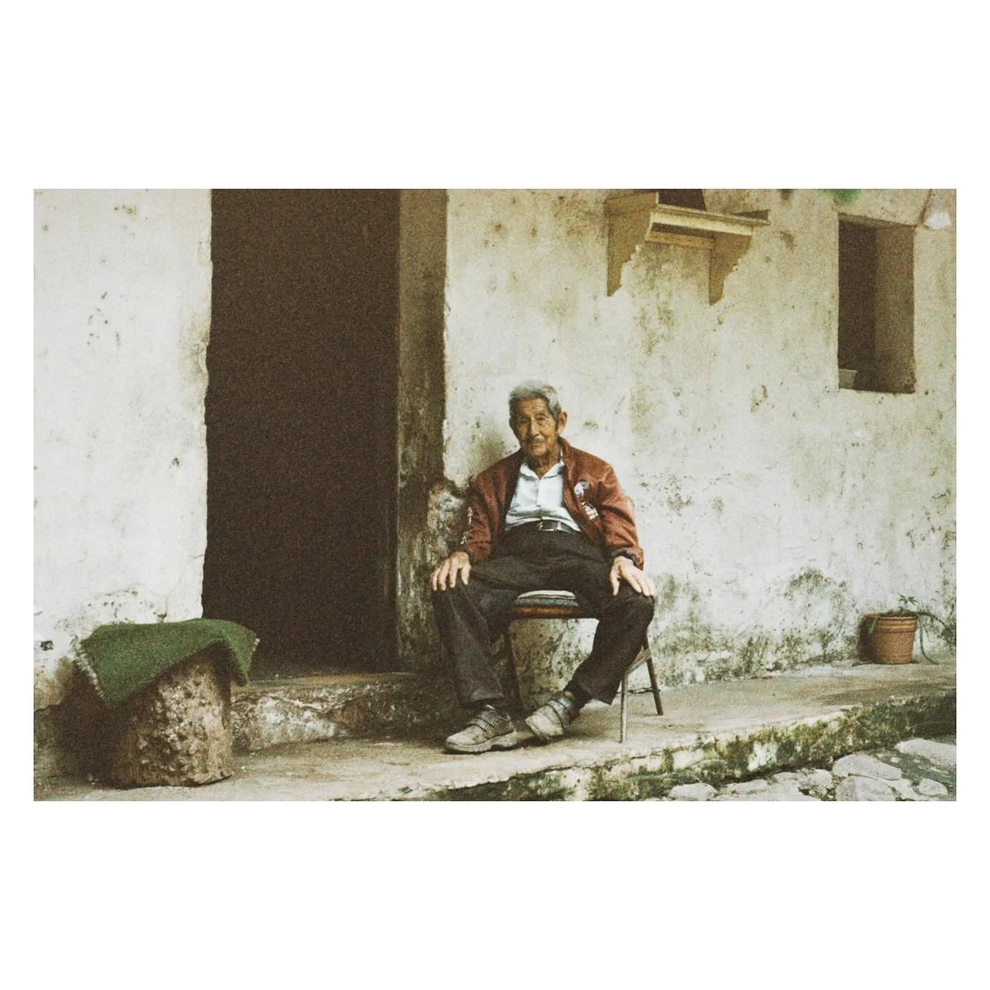 Cada d&iacute;a que filmamos en la @hacienda_de_pacho este amable se&ntilde;or nos saludaba.
&ldquo;Ya no sirvo para nada&rdquo; me dijo una vez  dulcemente. &ldquo;Ya no oigo, ya no veo y ya casi que ni camino&rdquo;. Entonces, le pregunt&eacute; si