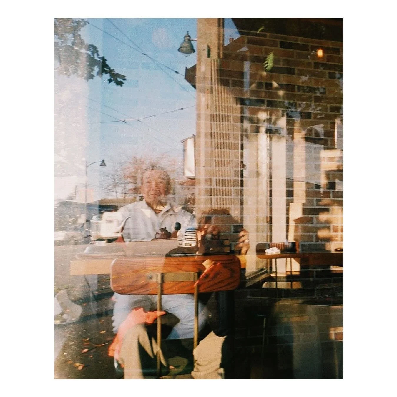 lumi&egrave;re en octobre 

#kodakfilm
#photoargentique 
#grainisgood 
@studioargentique