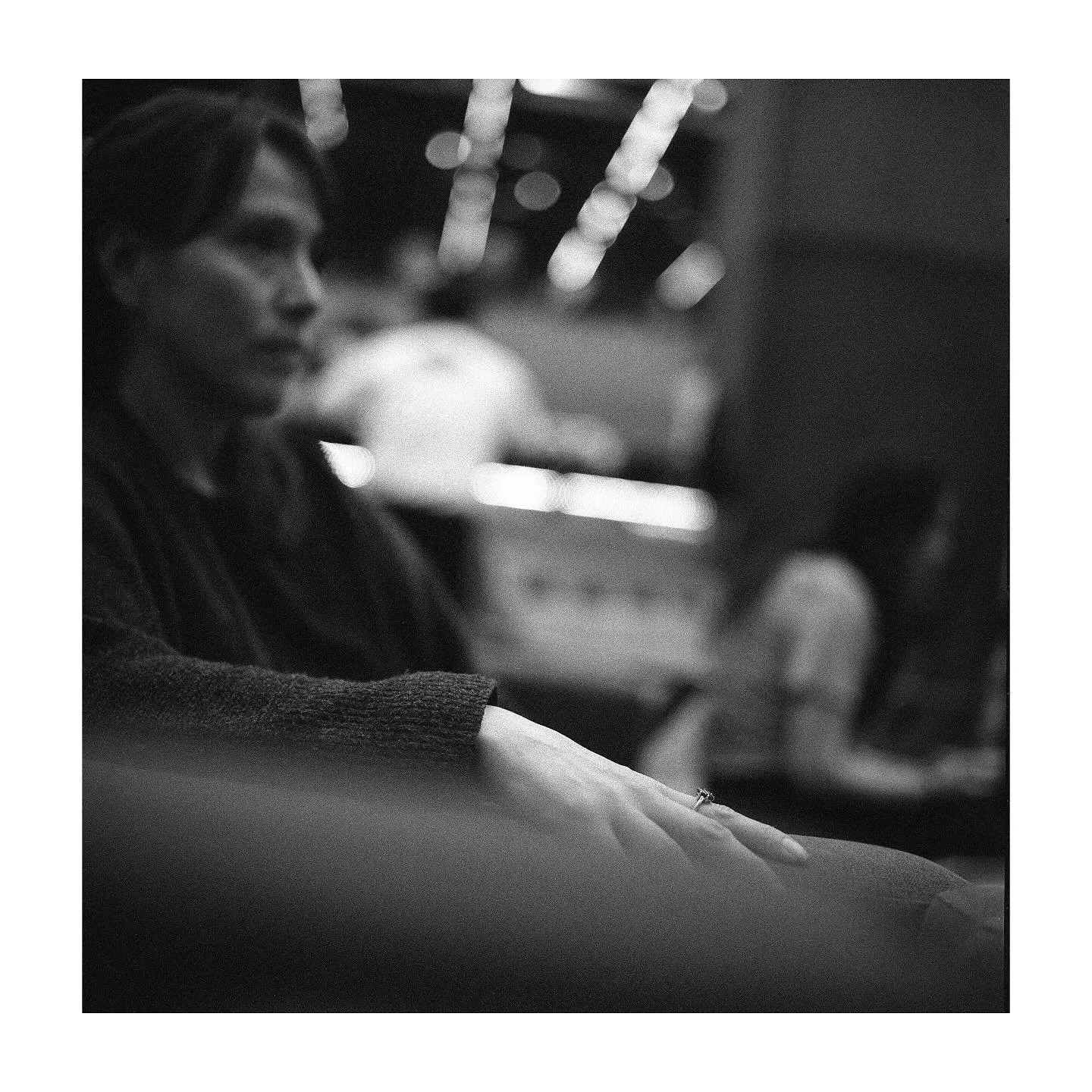 Esas tardes con amigas, en una librer&iacute;a, tom&aacute;ndonos un vino, fantaseando, entendi&eacute;ndonos y donde a menudo repetimos las mismas historias y le damos vueltas a las sensaciones para desenredarnos, aclararnos y volver a pasar por el 