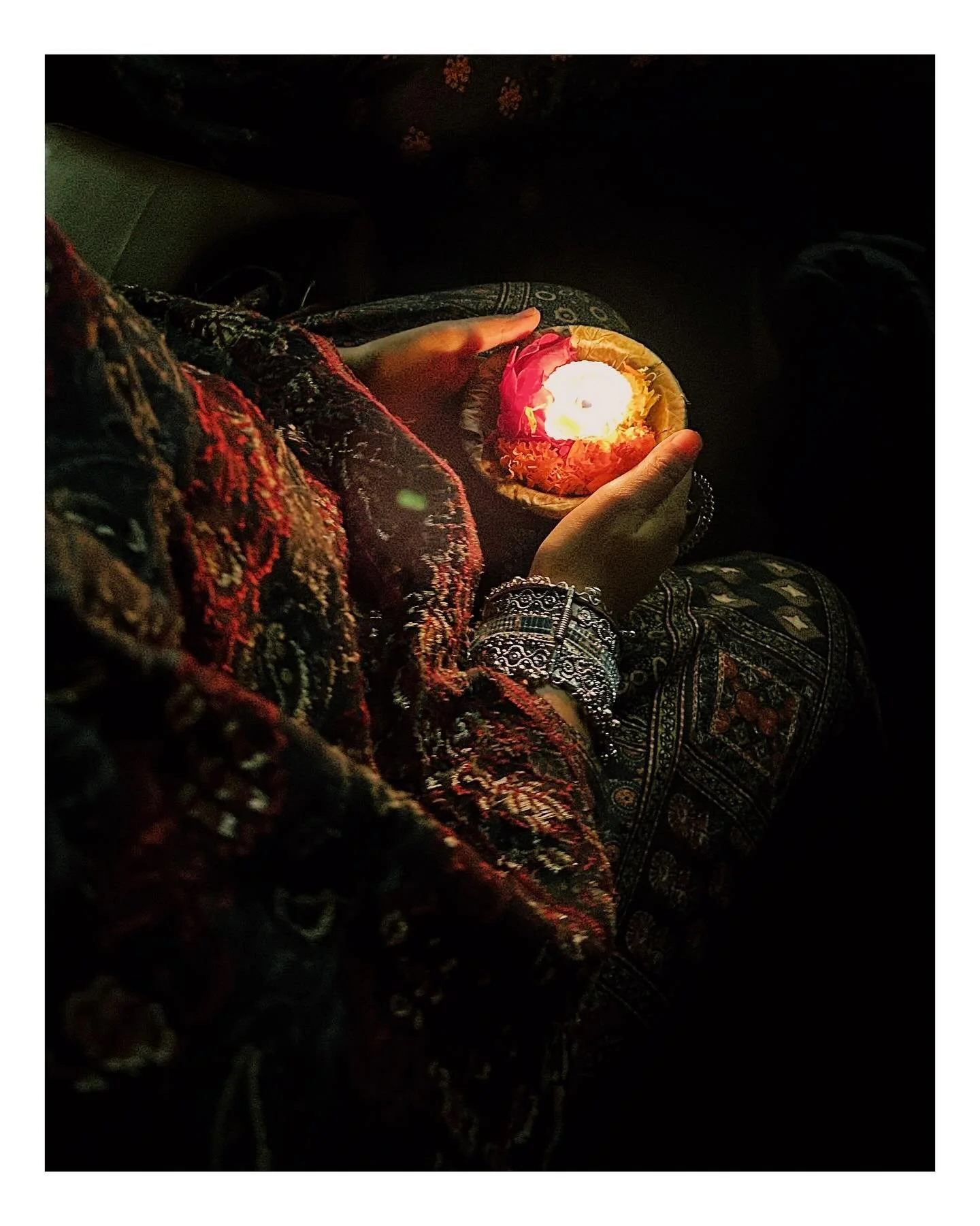 Llegu&eacute; a Varanasi en febrero. Me recibieron con cempas&uacute;chil, el mismo con el que crecemos celebrando a nuestros muertos.  Sent&iacute; que era una ofrenda perpetua, con pulso antiguo, incesante. El humo, las flores, el r&iacute;o, el si