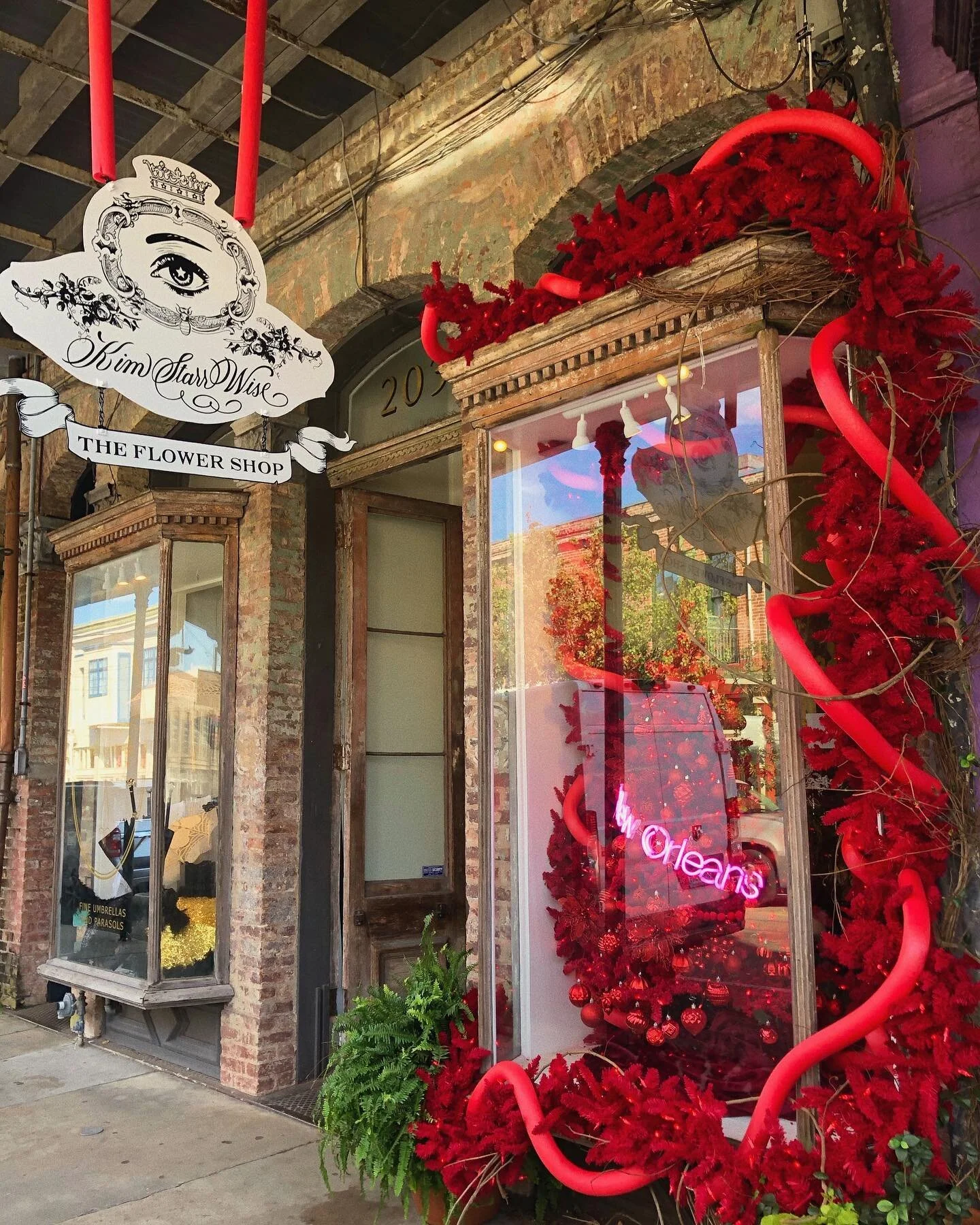 @kimstarrwise sprucing up the block for the holidays 🌹Come visit her new floral boutique and get a bouquet for everyday! #magazine #shoplocal #nolaboutique