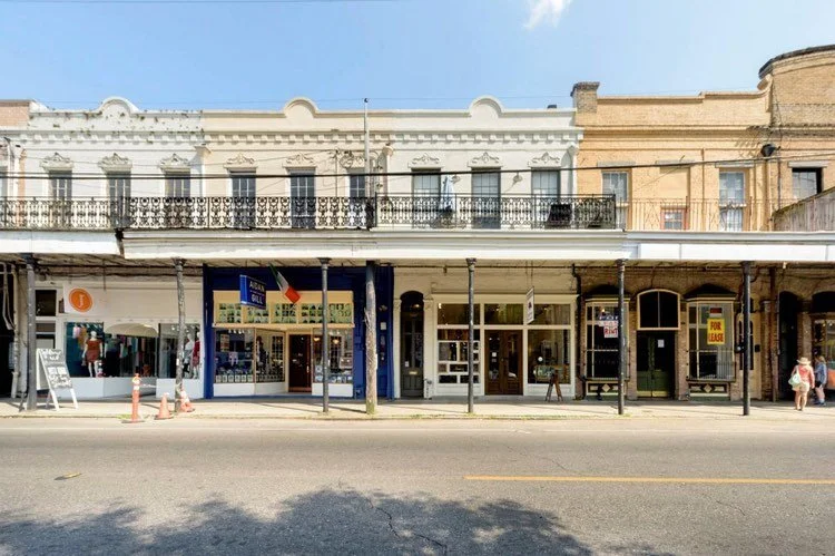 📍 A little snippet of our neck o&rsquo; the woods! (That&rsquo;s us to the right of @aidangillformen) 
.
.
.

#travel #neworleans #airbnb #luxury #apartment #magazinestreet #local #realestate #apartmentgoals #gardendistrict #weekend #vacation #vacat