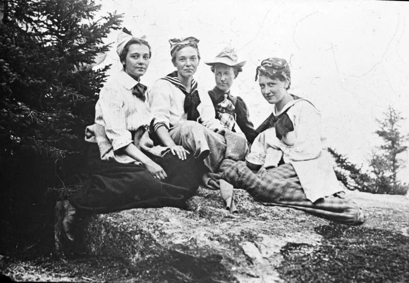 208 p Aug. 20, 1910 on Noon Peak, l. to r. Louise & Grace Norton, Alice & Margaret Goodrich.jpg