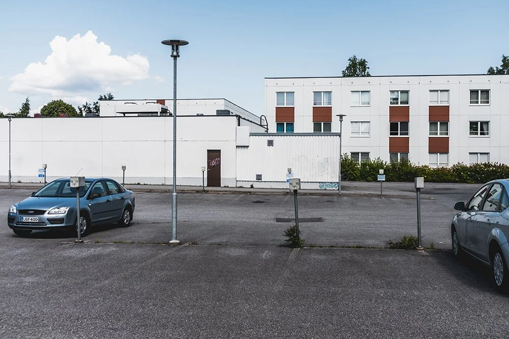 Parkkipaikka Nekalassa. Valokuvia Nekalasta