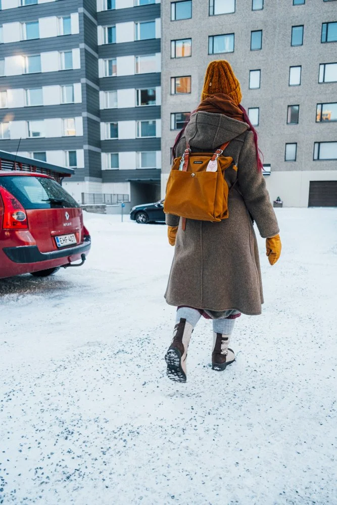 Kävelijä Tammelassa. Ihmisiä Tampereella.