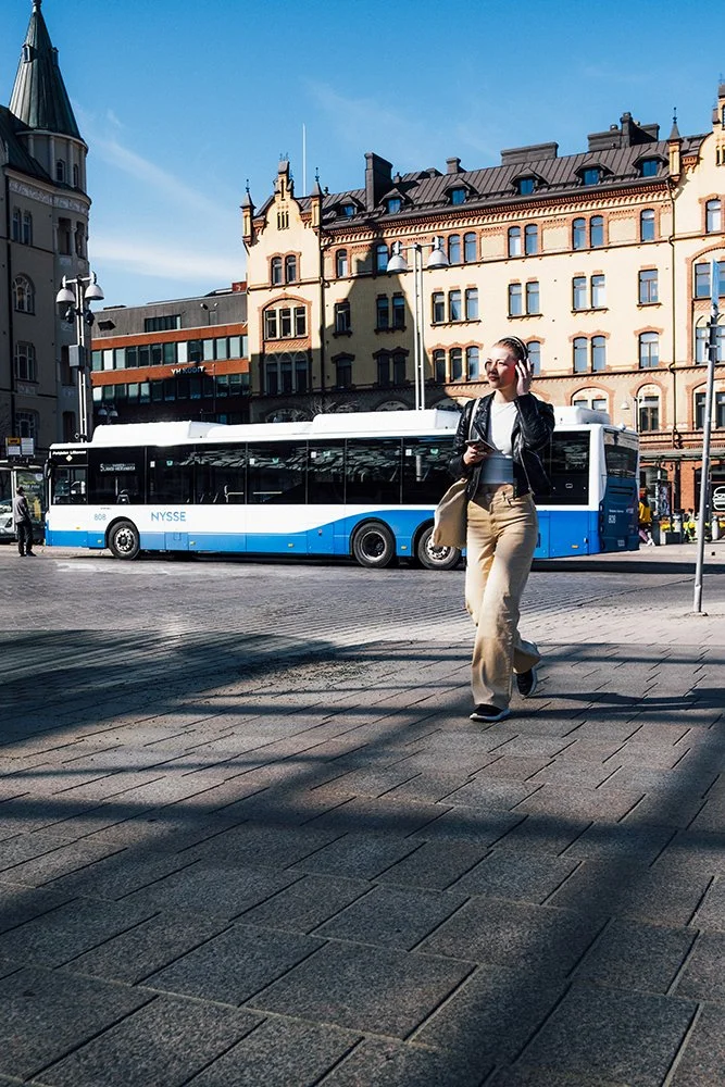 Katukuvia Tampereelta. Nainen Keskustorilla
