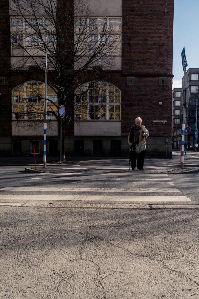 Ihminen Tammelan puistokadulla