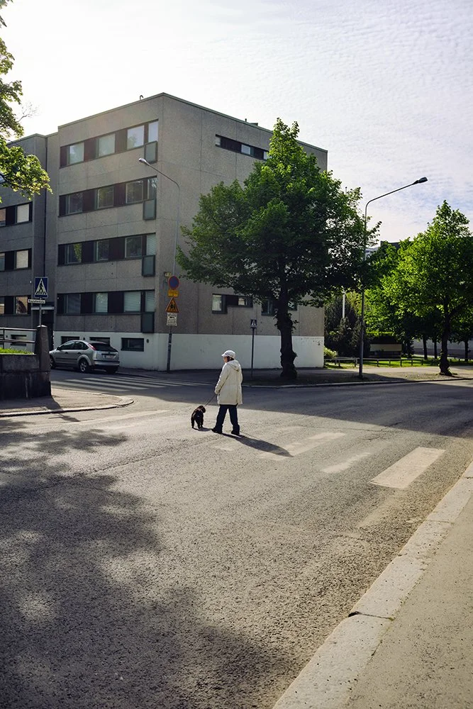 Vaĺokuvia Juhannuskylästä. Koiran ulkoiluttaja Rautatienkadulla