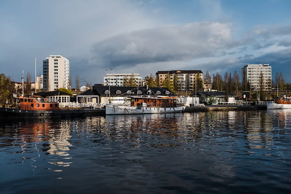 Mustalahden satama. Laivoja Mustalahden satamassa