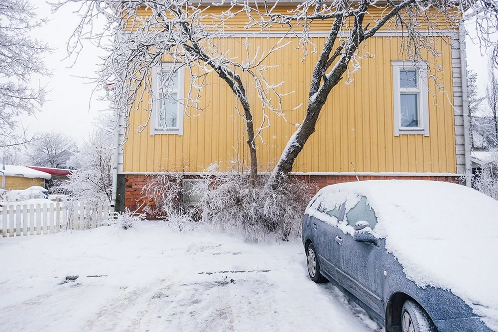 Valokuvia PIspalanharjulta. Keltainen talo ja jäinen auto