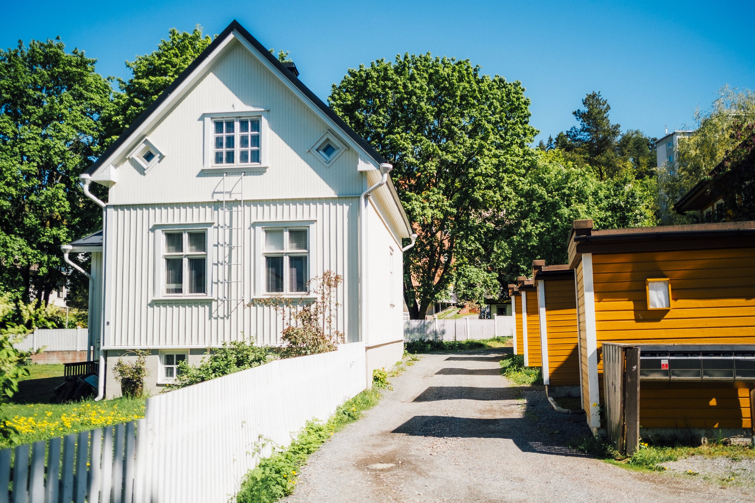 Valkoinen puutalo Tahmelassa