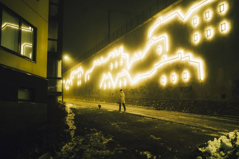 Valokuvia koiranulkoiluttajasta Tampereella