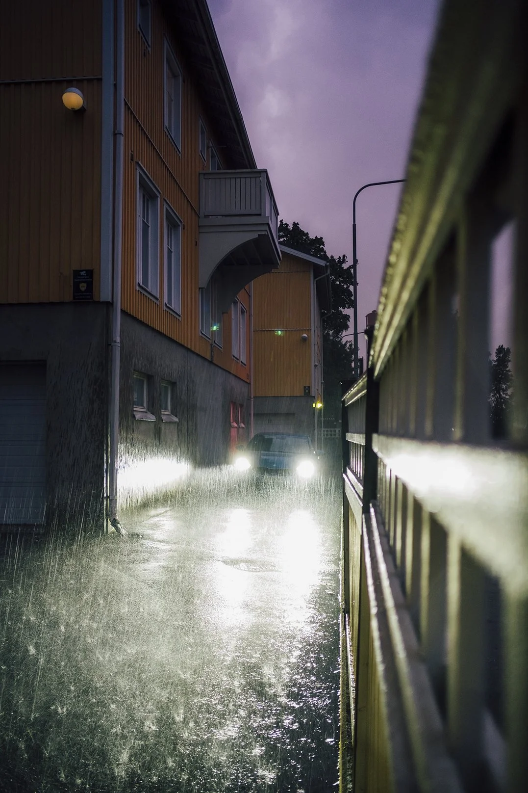 Vettä sataa Tampereen Pispalassa. Valokuvia Pispalasta