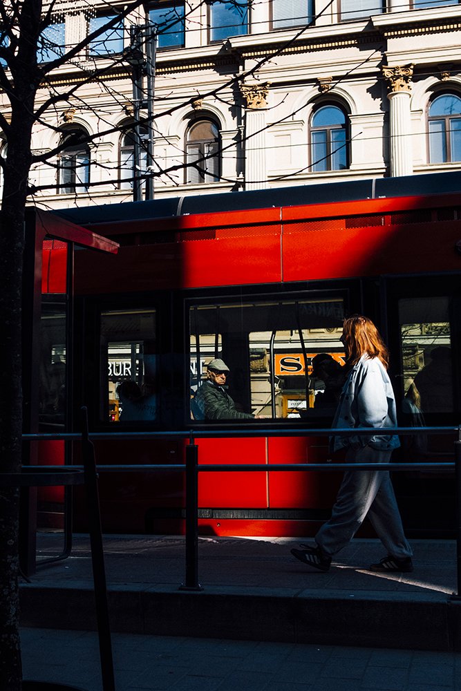 Tampereen ratikka Hämeenkadulla. Katukuvausta Tampereelta