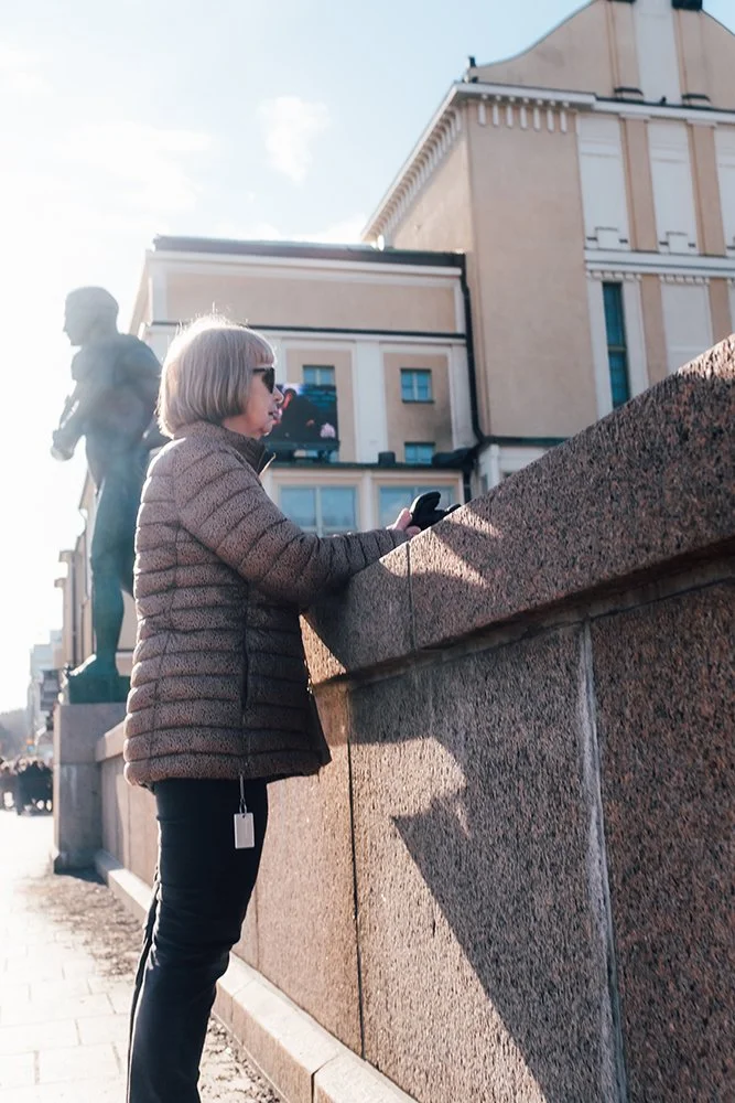 Nainen Hämeensillalla. Kevätkuvia Tampereelta