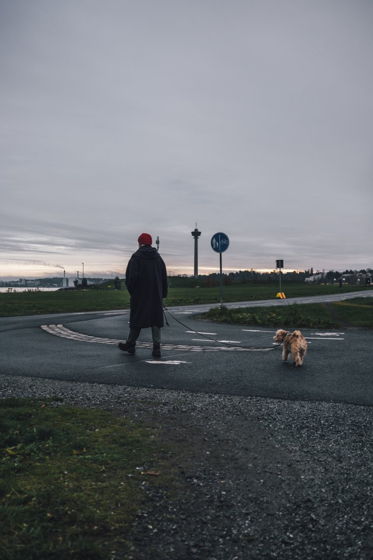 Mies ja Koira Santalahdessa