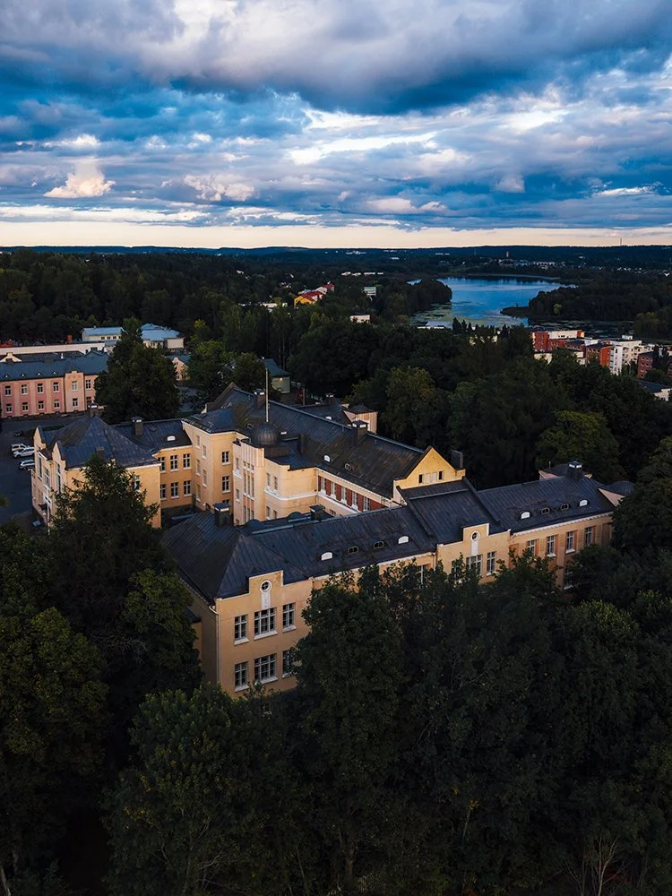 Valokuvia Kalevanharjulta. Entinen yleinen sairaala