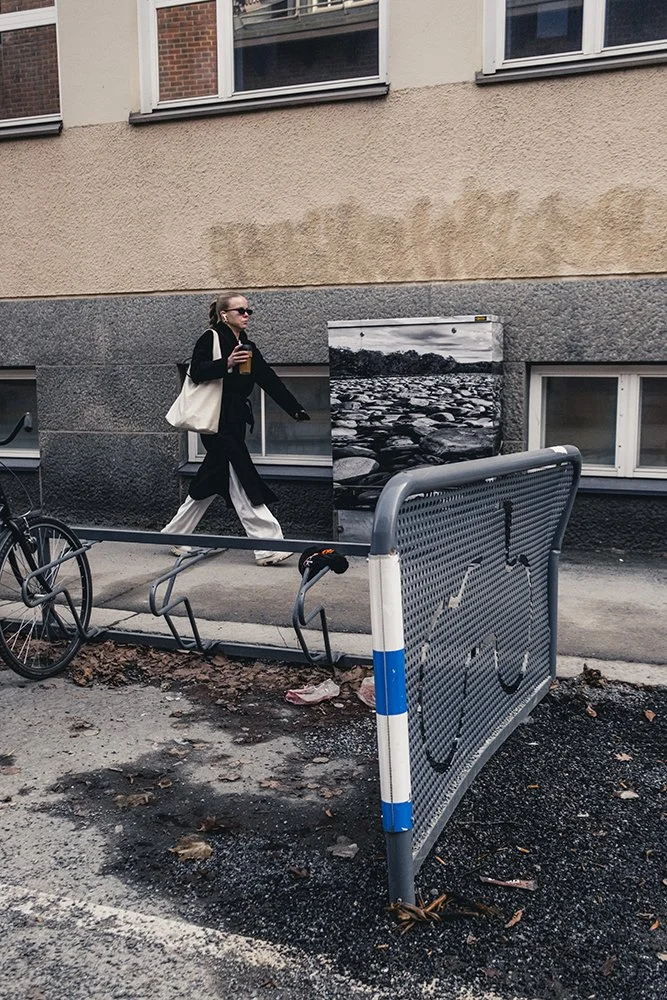 Nainen kävelee Pinninkadulla. Aamukahvia