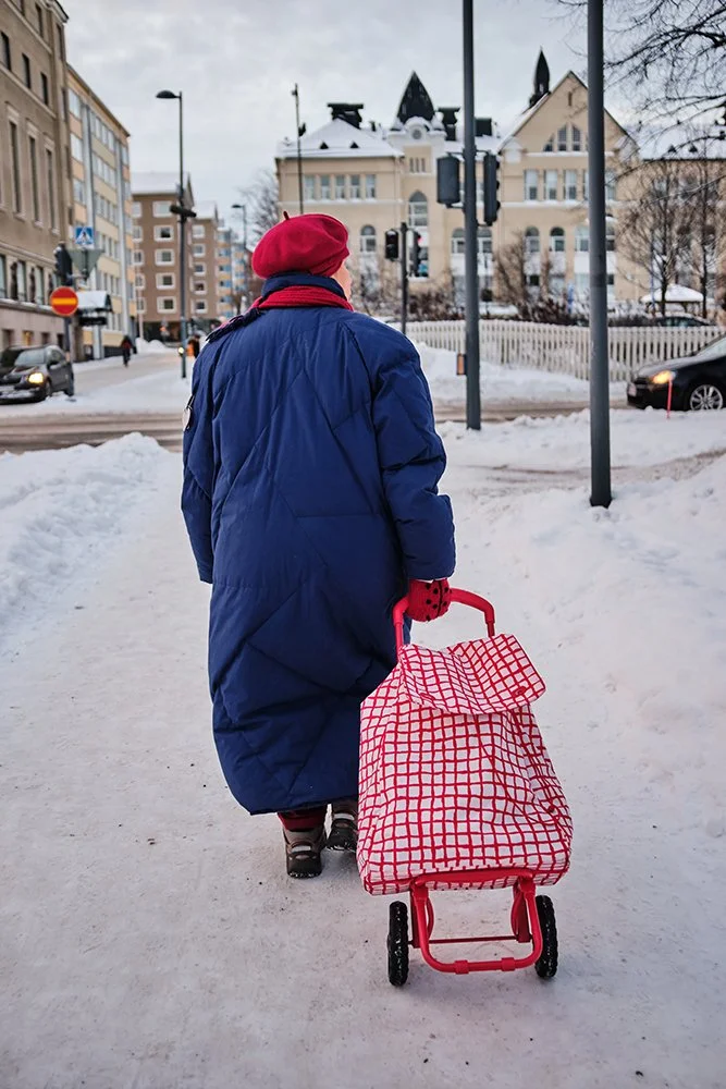 Talvi Tampereella. Nainen Hämeenpuistossa