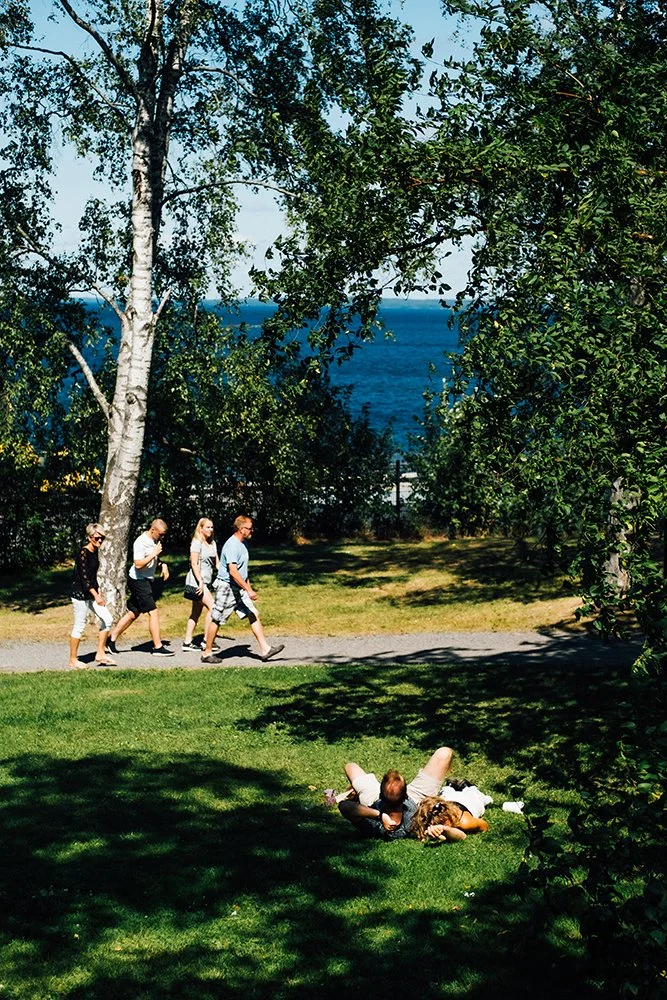 Ihmisiä Näsinkalliolla