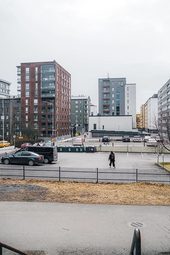 Nainen kävelee Tammelassa