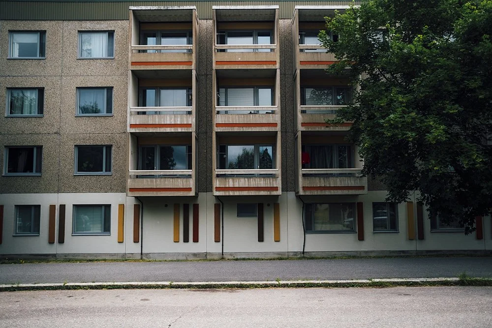 Valokuvia Haukiluomasta. Kerrostaloja Runkokadulla
