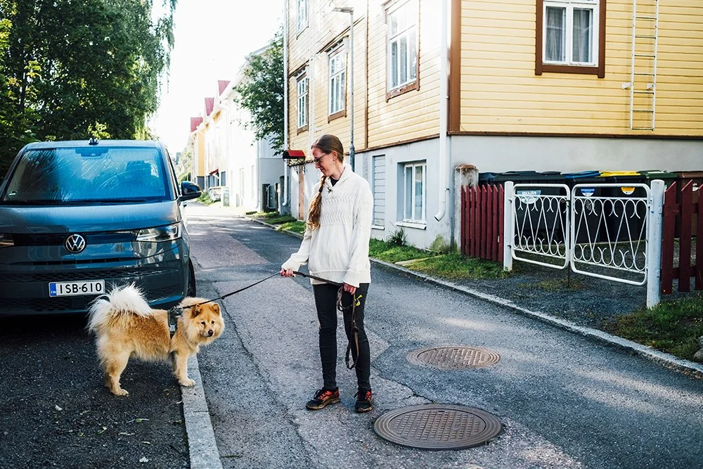 Nainen ja koira Pispalassa Rinnekadulla. Ihmisiä Pispalassa