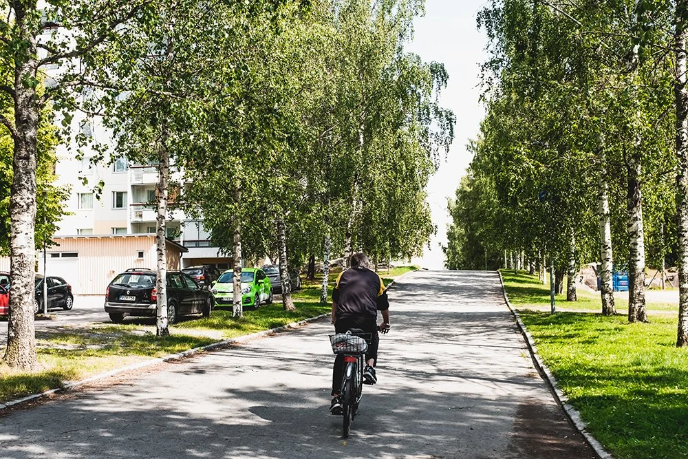 Pyöräilijä Hervannassa