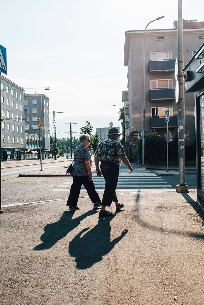 Ihmisiä Itsenäisyydenkadulla. Valokuvia Tullista