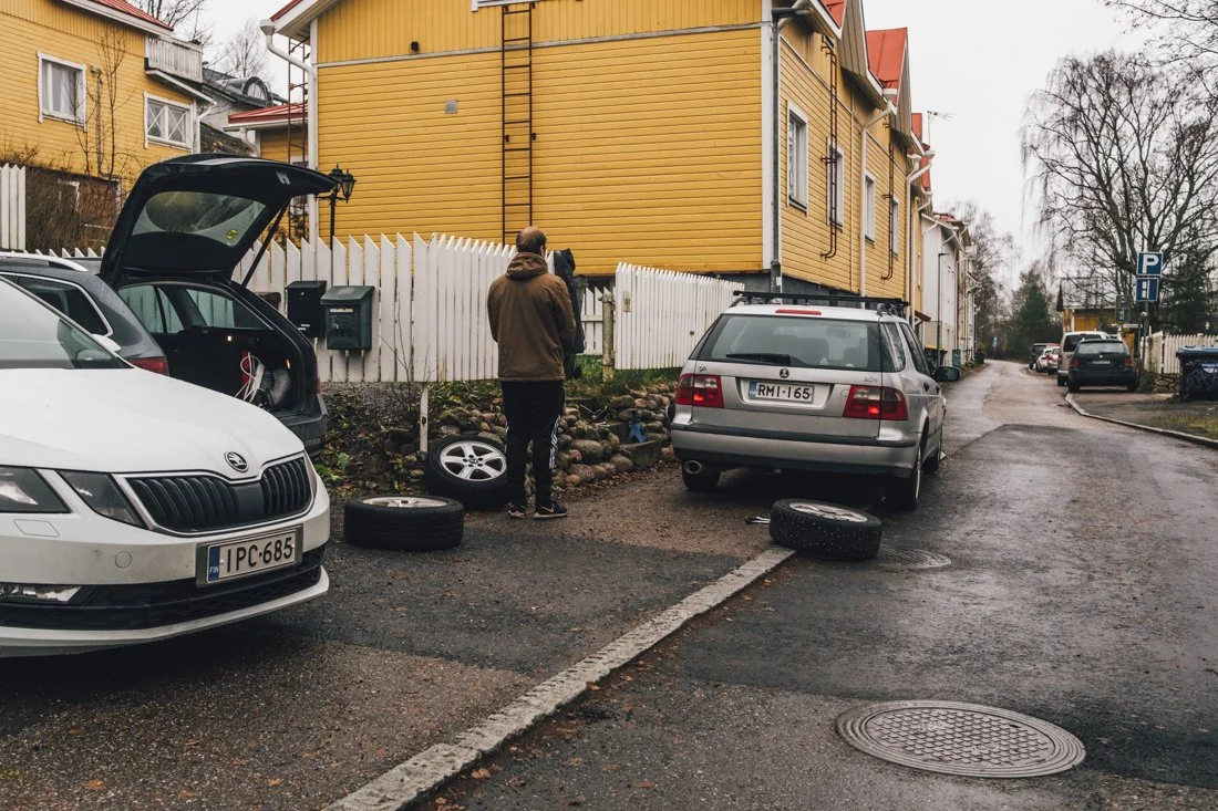 Renkaidenvaihtoa Pispalassa