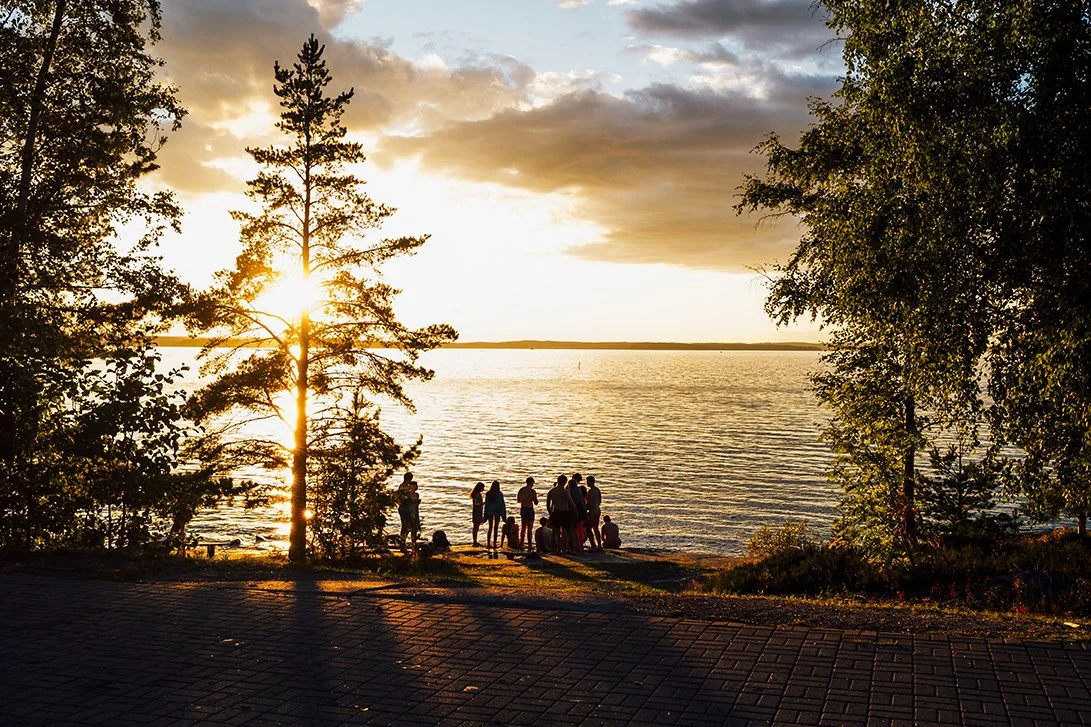 Ihmisiä Kaupinojan saunalla. Valokuvia Kaupinojan saunalta