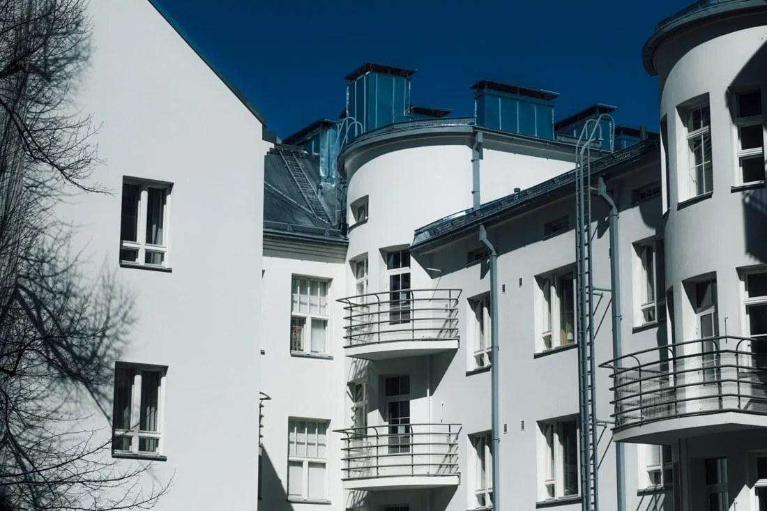 Kaunis rakennus Hallituskadulla. Valokuvia Kaakinmaalta