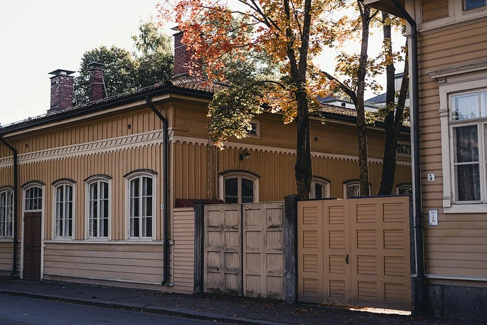 Valokuvia Finlaysonilta. Puukortteleja Finlaysonilla