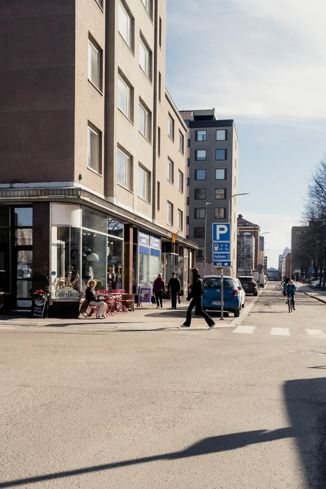Ihmisiä Pinninkadulla Tammelantorin laidalla