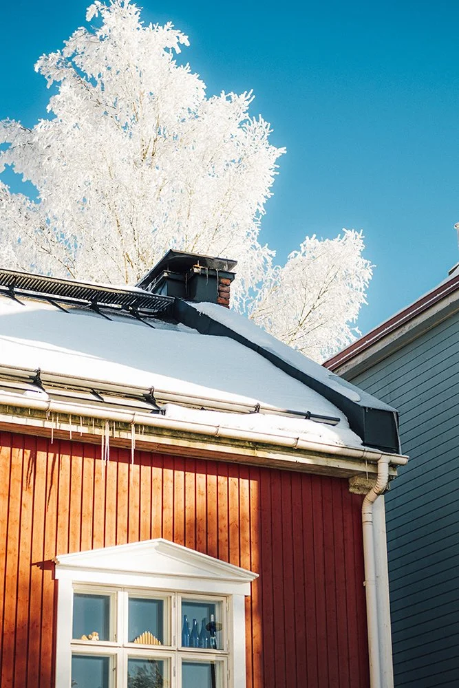 Punainen puutalo Pispalassa. Talvi Pispalassa