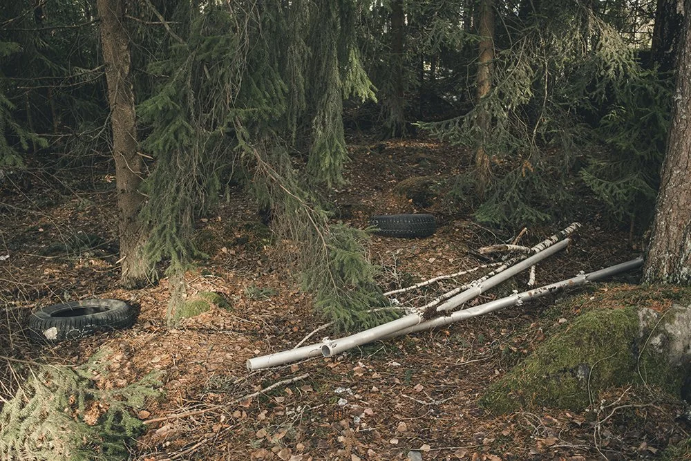 Autonrengas jätetty metsään Peltolammella