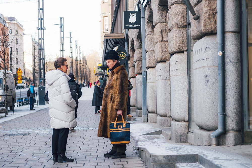 Nainen ja mies juttelee Hämeenkadulla. Katukuvausta Tampereelta
