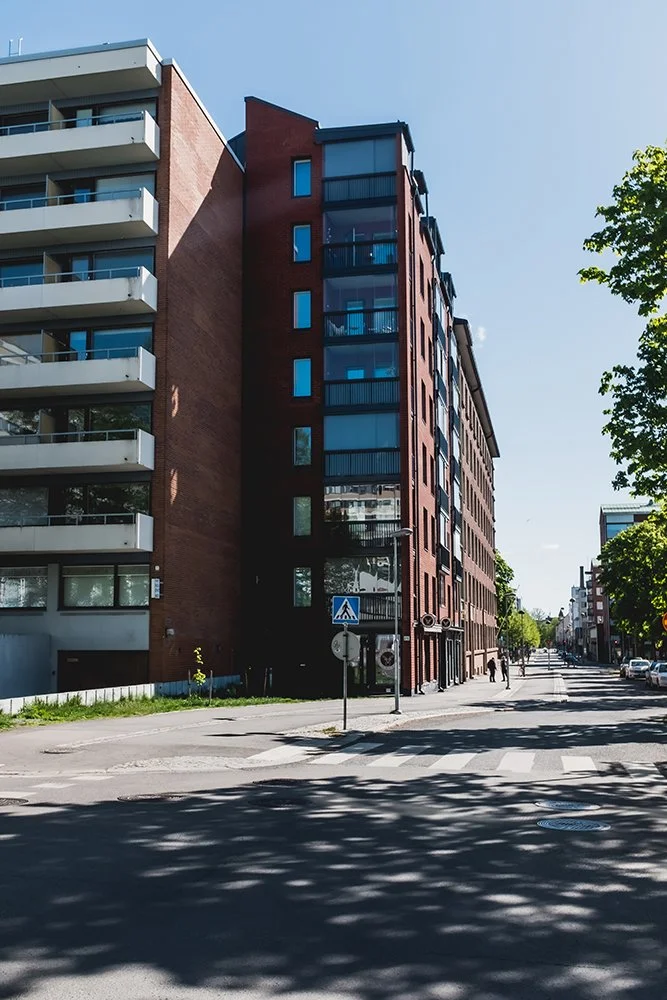 Purettu rakennus mustalahdenkadun ja puutarhakadun kulmasta. Valokuvia Amur