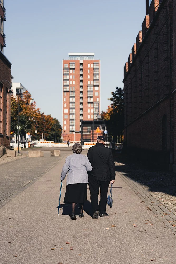 Pariskunta Vapriikin vieressä