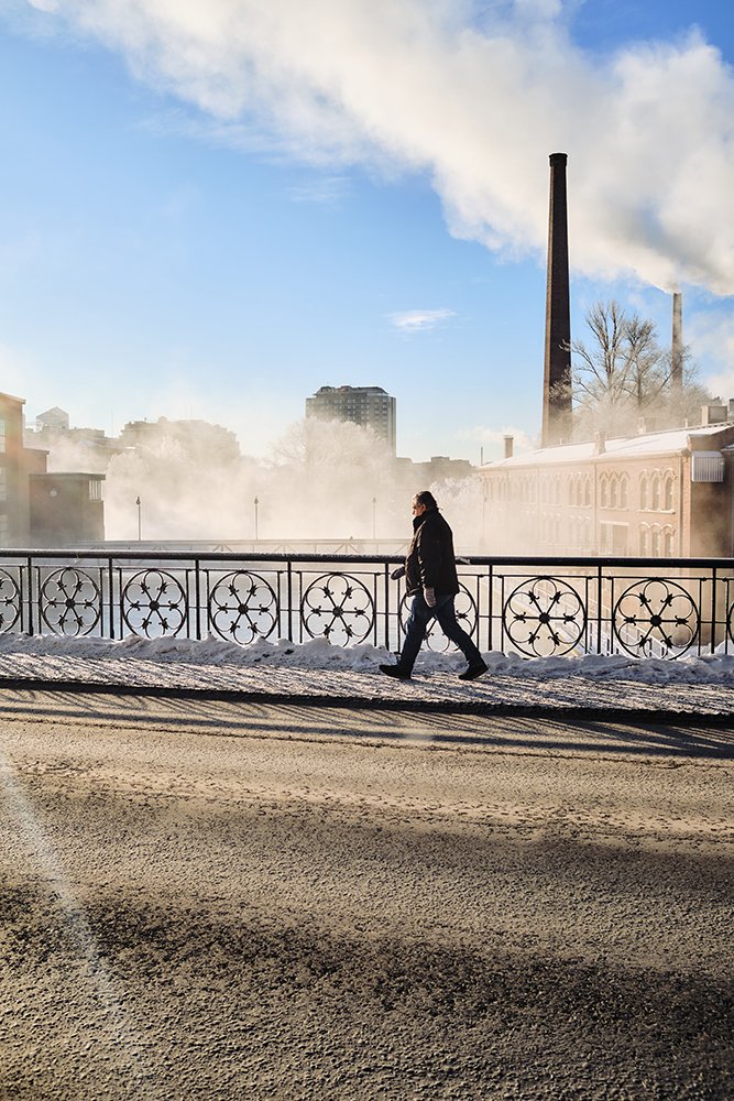 Ihminen Satakunnan sillalla. Winter in Tampere