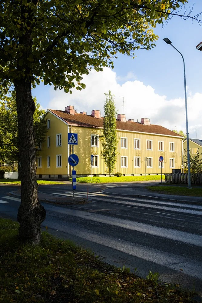 Valokuvia Härmälästä. Keltainen talo Nuolialantiellä